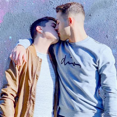 Bisous Entre Garçons: Des gars qui se font des bisous tendres, des baisers entre garçons passionnés, provocants ou amusants. Breaking Bad gay.